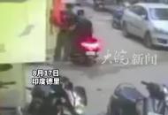印度一18歲少年被墜落空調砸死 疑似正與朋友道別 兩人一死一傷