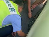 面包車高速路上突然爆胎，司機不會換輪胎，交警出手相助