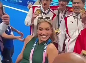 潘展乐 覃海洋 徐嘉余 孙佳俊 夺冠后和谷爱凌游泳池边合影  五位奥运冠军梦幻联动