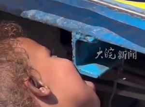 加沙女孩用嘴接卡车滴水解渴 她腼腆一笑 却看哭了我们