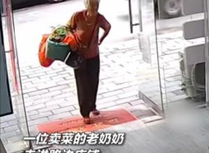 卖菜老人担心赶不上回家的车向店铺老板求助
暖心店主果断买下全部蔬菜