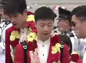 内地奥运健儿代表团抵达香港 全红婵刚下飞机就打了个哈欠 全程乖乖跟在马龙旁边
