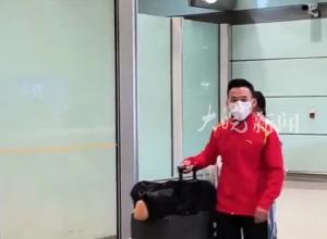 你就是我们心中的冠军！肖若腾巴黎回京 粉丝暖心接机，“应该不会是最后一届奥运会”
