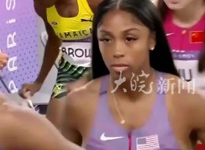 巴黎奥运会女子100米栏预赛，中国选手吴艳妮跑出12秒97，位列小组第六进入复活赛