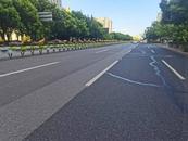 上海陸家嘴附近一路面發生開裂？回應：是路面灌縫膠反光