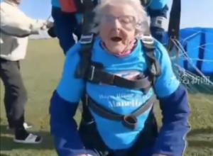 102岁老人，曾在二战服役 
英国最年长女跳伞者 落地直呼“太棒了”  