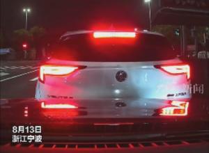 前车路口实线变道倒车撞车 
淡定拍照并指挥后车往后退 
后车主:第一反应是碰瓷 