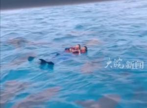 两名男孩海上潜水被数只护士鲨包围 
母亲:虽然有心理准备,但还是有点紧张