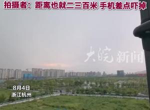 网友偶然抓拍到，霹雳从天而降落地后溅起火花，过后去看有矮树枝叶被烧干枯，拍摄者：距离也就二三百米，手机差点吓掉