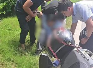 男子晕倒路边 意识迷糊 安徽阜阳2名律师出手救援 合力抬上车 紧急送医  #大皖正能量