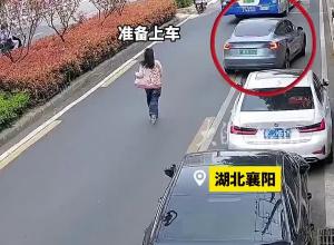 女子随意违停等朋友上车，同伴神操作惊呆路人，“开门杀”来得太突然