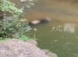20岁大学生独自徒步落水 被发现时皮肤发白身体浮起 救援者：由于水位上涨 救援队第二天进山将其带回