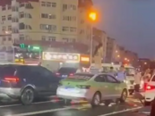 青島一女子疑因與出租車司機起沖突，脫光衣服站車頂跳舞，多方回應