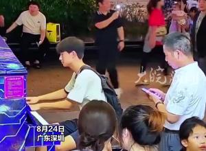 深圳高二学生路边弹琴，郎朗站其身后倾听数分钟，被认出后即兴弹奏《我爱你中国》