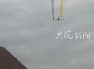 历史性的“同框”！中国空军歼-10运-20飞越金字塔