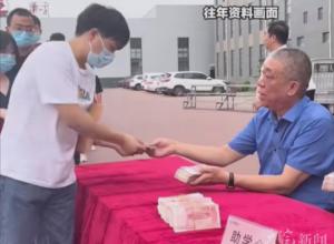 河南这位老板又要发钱啦! 
连续21年发放助学金4300多万元 
“只要我们在一天 就会资助上不起大学的学生”