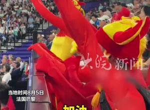 何冰娇和现场西班牙球迷双向奔赴了，现场西班牙观众现学中文大喊“加油”，何冰娇颁奖时展示西班牙国旗徽章