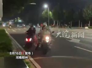 多人街头骑电摩炫技飙车，执法人员被现场拖行，交警：已到现场处理