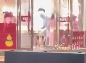 山东五莲县发生珠宝店被抢案，目击者：抢劫犯手里拿了把斧子，警方：犯罪嫌疑人已被抓获