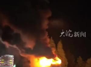  长深高速一客车起火火势凶猛 交警部门称非交通事故 