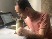 合肥腦癱青年楊陽已無法站立，僅靠兩根手指堅持創作，有志愿者上門幫扶