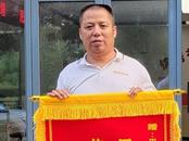 小伙溺水沉入河底   眾人接力生死救援