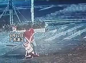 小孩耍脾气躺地上不起来  家长撒手离去 被独留路中 随后遭车辆碾压