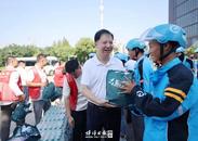 黃曉武率隊開展夏季“送清涼”慰問活動
