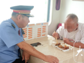 七旬老人負(fù)氣離家出走  列車長熱心相助