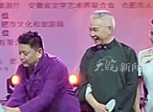 在安徽参加全国曲艺活动，年近七旬的冯巩两次蹲下拍照，尽显老艺术家风采