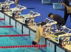 孙杨步入赛场 即将参加上午举行的400米自由泳预赛

