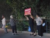 女子退婚不退彩禮 男方舉牌高喊還錢