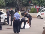 云南一男子持刀殺人？目擊者稱死者疑為其妻子，警方：正在調查中