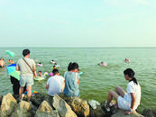 危險(xiǎn)！有家長(zhǎng)帶孩子在巢湖野泳