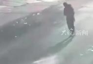印度2歲女童慘遭強(qiáng)奸 監(jiān)控拍下嫌疑人抱走女童畫面  女童父親是拾荒者，母親患有精神疾病  45歲的嫌疑人已婚并在當(dāng)?shù)匾患也桊^工作