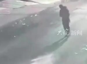 印度2岁女童惨遭强奸 监控拍下嫌疑人抱走女童画面  女童父亲是拾荒者，母亲患有精神疾病  45岁的嫌疑人已婚并在当地一家茶馆工作
