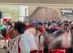 载誉归来 国乒队和跳水队一起启程回国 两支梦之队碰一起了