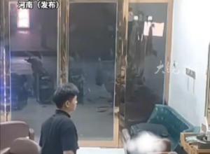女子哺乳期到理发店染头
“在网上查了 也问过闺蜜可以染” 
老板:染不了 小孩子身体最重要