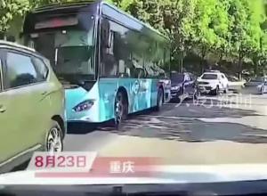 重庆奔驰车欲在警车前加塞 民警现场教“做人”
