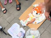 “馮某，我帶你兒子來找你”，女子把嬰兒放地上用喇叭尋人？社區：警方介入