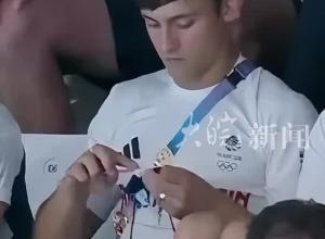 英跳水名将戴利又在观众席织毛衣，奥运期间针线活一点不能停