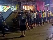 廣西梧州街頭廣告牌掉落 轄區街道：有人去現場處理