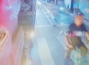 惊险！男子骑共享单车 突然摔进大货车轮胎缝隙 幸亏司机看了一眼后视镜 