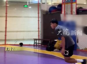 小伙帅气尝试扣篮新动作 结果直接扣碎篮板：后续赔偿了球馆1500元