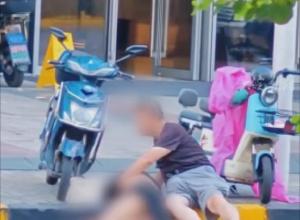 见一醉酒女子躺在地上 
43岁男子当街猥亵  上海警方通报：刑拘！