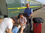 男童手術后乘車行動不便，列車員暖心相助為其更換下鋪