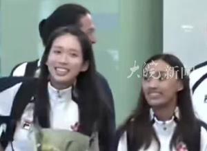 奥运冠军江旻憓返回香港，从兜里掏出金牌的时候好可爱， 她说想用奖金成立慈善机构帮助小朋友
