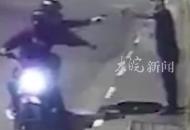 巴西一男子空手奪槍，1打2反殺摩托車劫匪