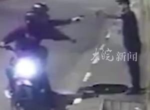 巴西一男子空手夺枪，1打2反杀摩托车劫匪