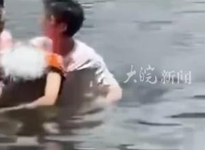 男孩溺水救起时已停止呼吸  小伙不愿放弃坚持心肺复苏 后与赶到的医生协力抢救 成功救醒